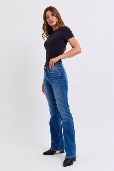 Vaqueros de tiro medio con corte acampanado y bolsillos de Judy Blue | Sleek Denim Boutique 