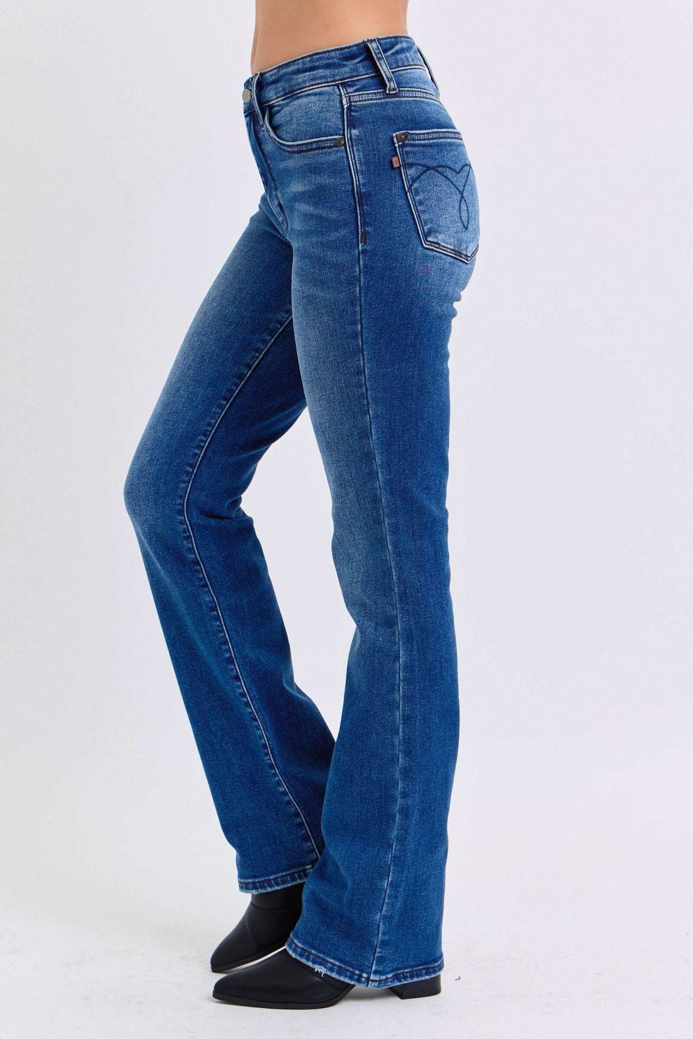 Vaqueros de tiro medio con corte acampanado y bolsillos de Judy Blue | Sleek Denim Boutique 