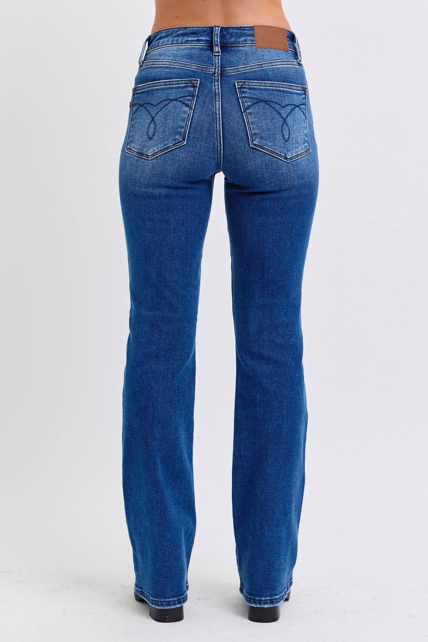 Vaqueros de tiro medio con corte acampanado y bolsillos de Judy Blue | Sleek Denim Boutique 