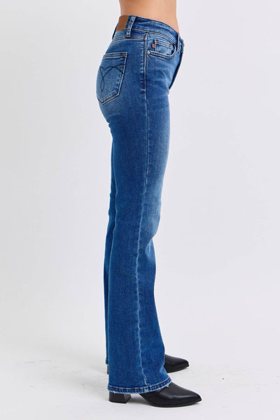 Vaqueros de tiro medio con corte acampanado y bolsillos de Judy Blue | Sleek Denim Boutique 