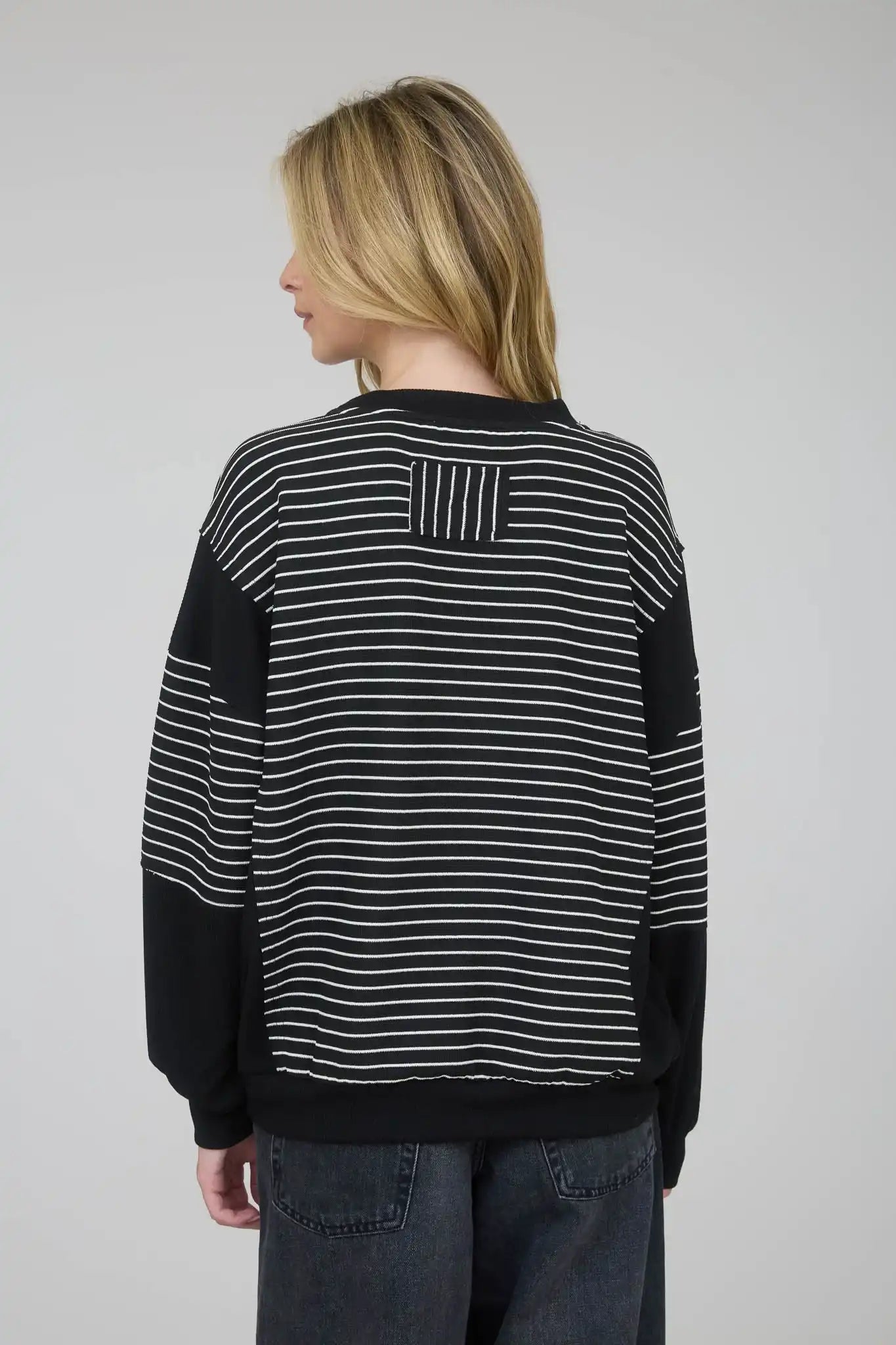 Blu Pepper Contrast Stripe Raw Edge Long Sleeve Knit Top - Sleekdenim.com