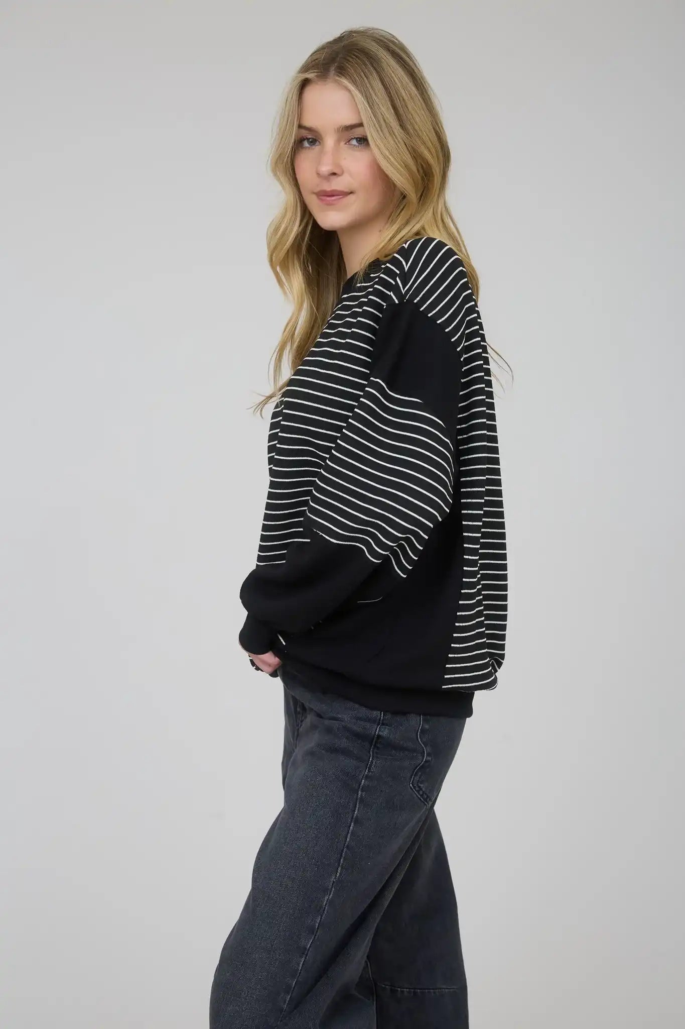 Blu Pepper Contrast Stripe Raw Edge Long Sleeve Knit Top - Sleekdenim.com